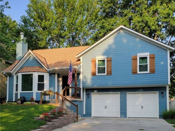 12414 S Blackfoot Drive, Olathe, KS 66062
