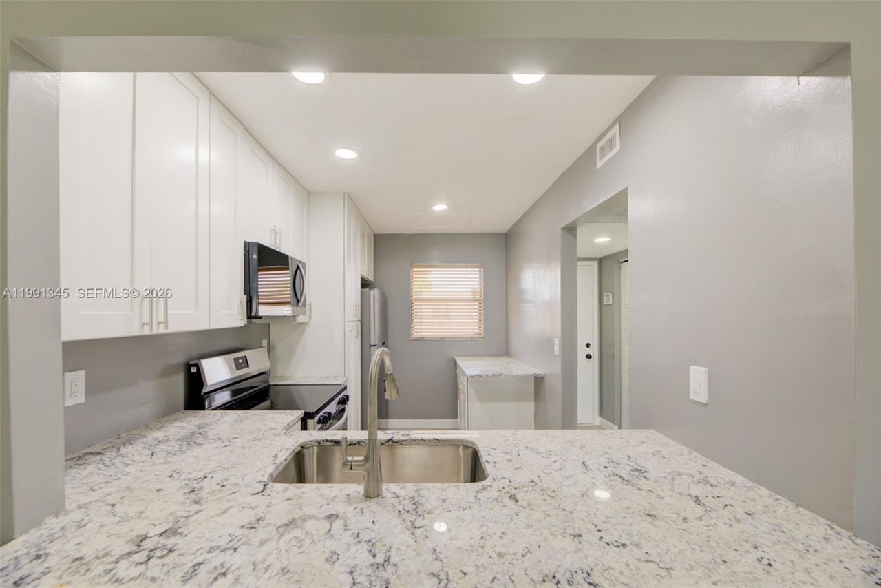 851 NE 209th Ter, Unit 203-23, Miami, FL 33179 Photo