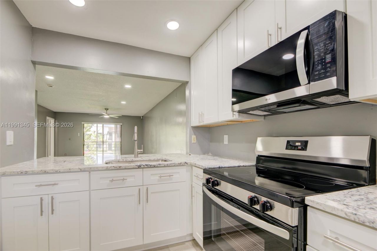 851 NE 209th Ter, Unit 203-23, Miami, FL 33179 Photo