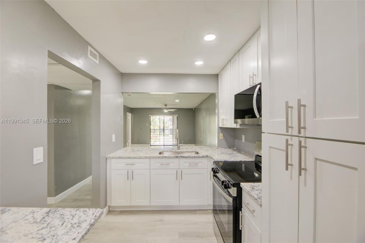 851 NE 209th Ter, Unit 203-23, Miami, FL 33179 Photo