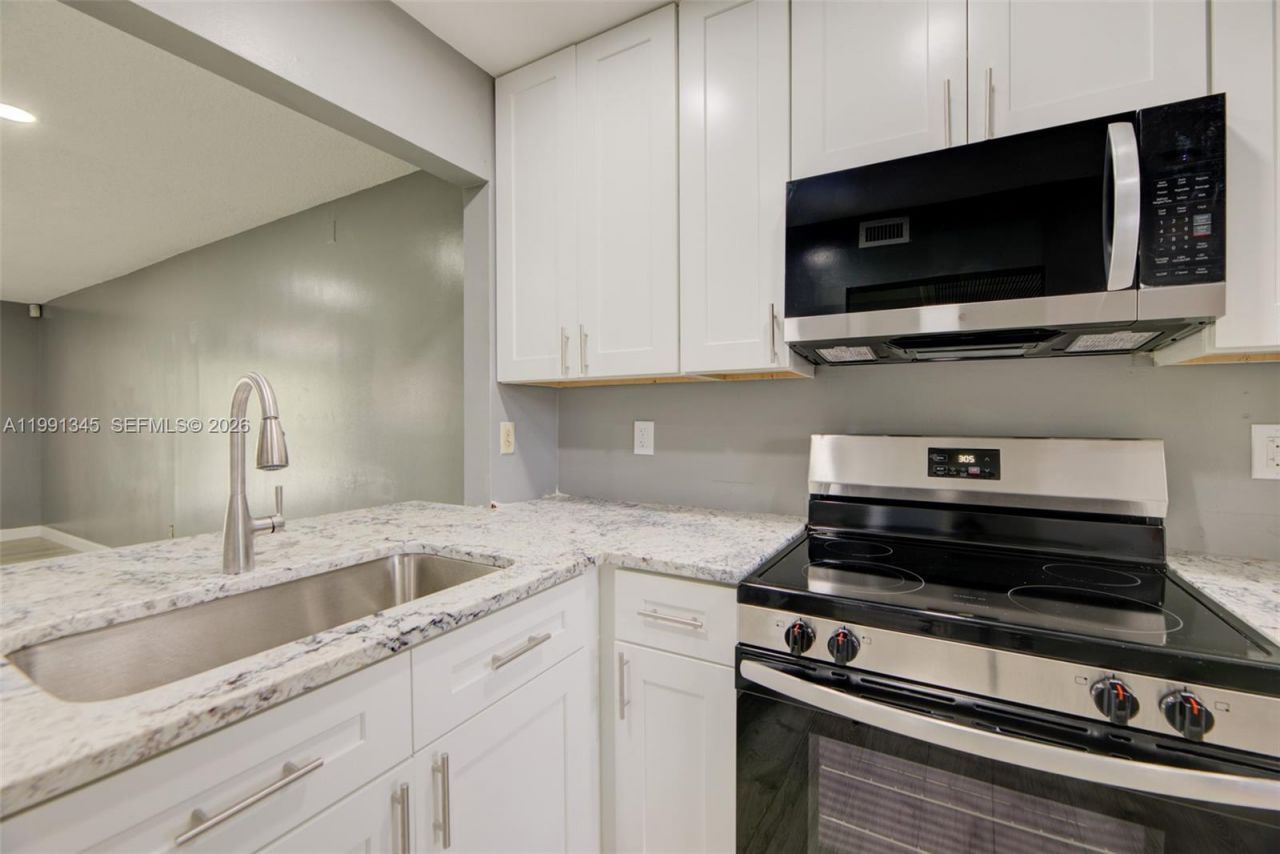 851 NE 209th Ter, Unit 203-23, Miami, FL 33179 Photo