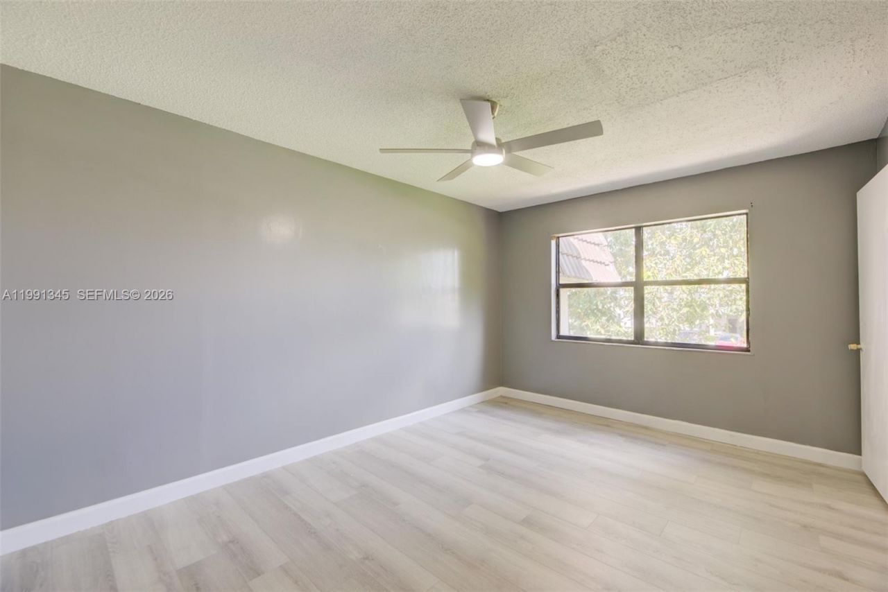 851 NE 209th Ter, Unit 203-23, Miami, FL 33179 Photo