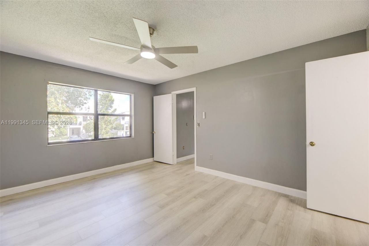 851 NE 209th Ter, Unit 203-23, Miami, FL 33179 Photo