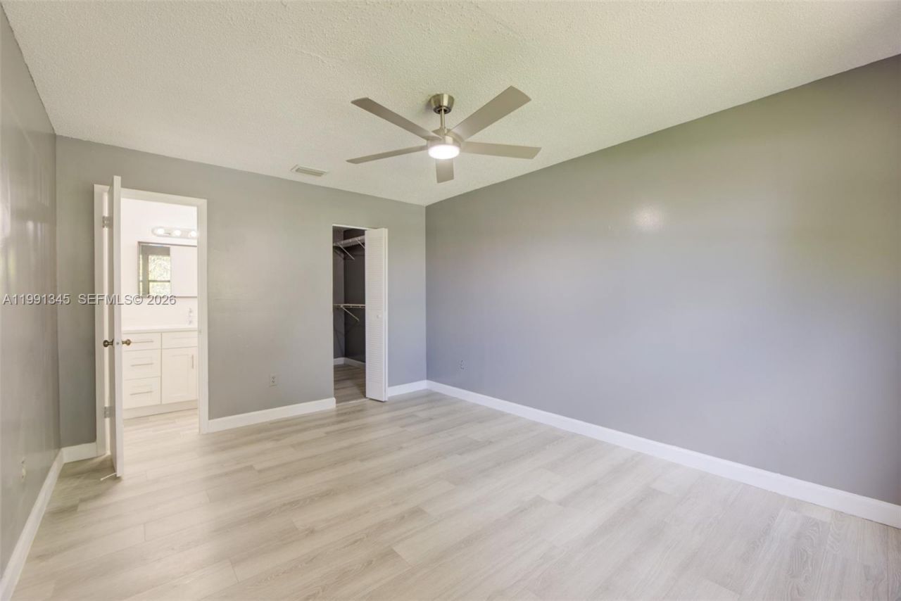 851 NE 209th Ter, Unit 203-23, Miami, FL 33179 Photo
