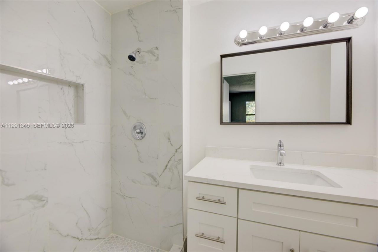 851 NE 209th Ter, Unit 203-23, Miami, FL 33179 Photo