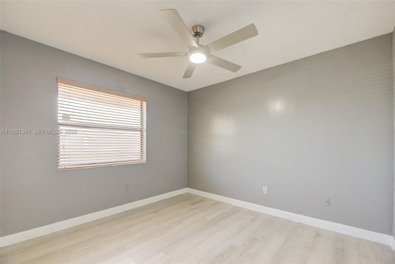 851 NE 209th Ter, Unit 203-23, Miami, FL 33179 Photo