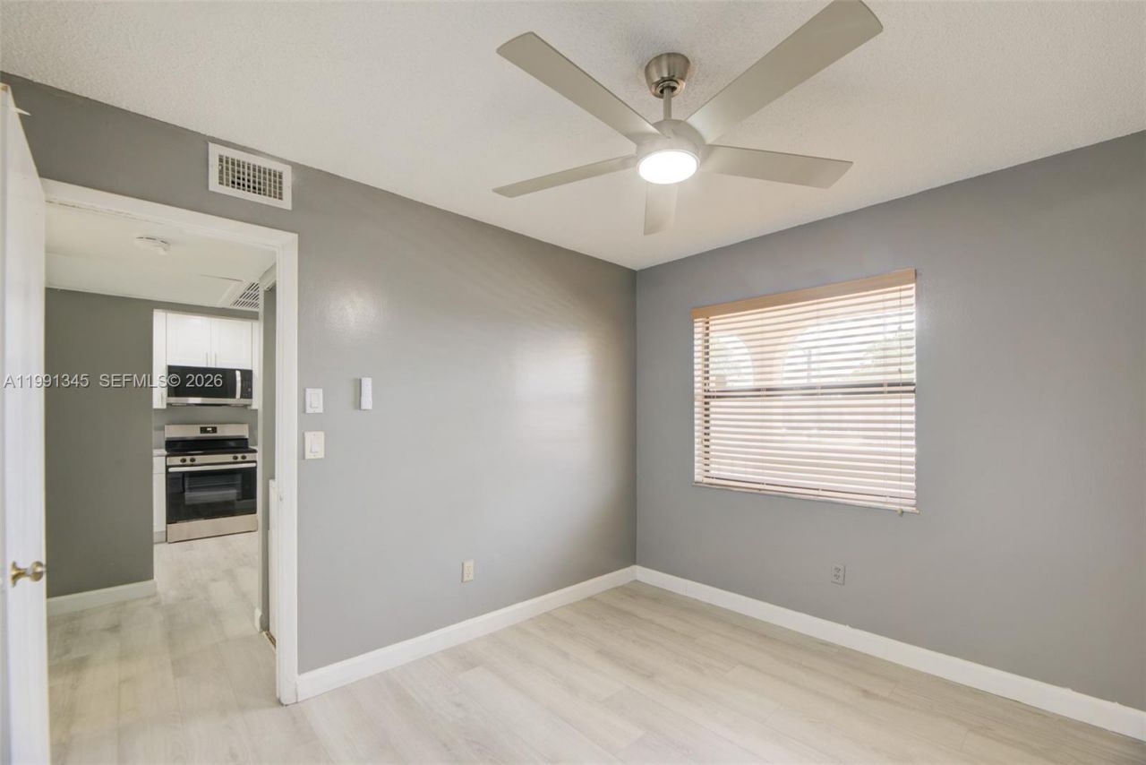 851 NE 209th Ter, Unit 203-23, Miami, FL 33179 Photo