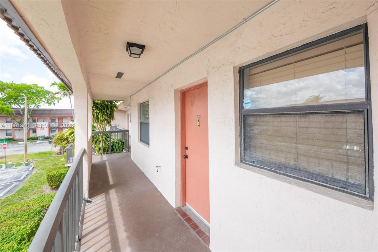 851 NE 209th Ter, Unit 203-23, Miami, FL 33179 Photo