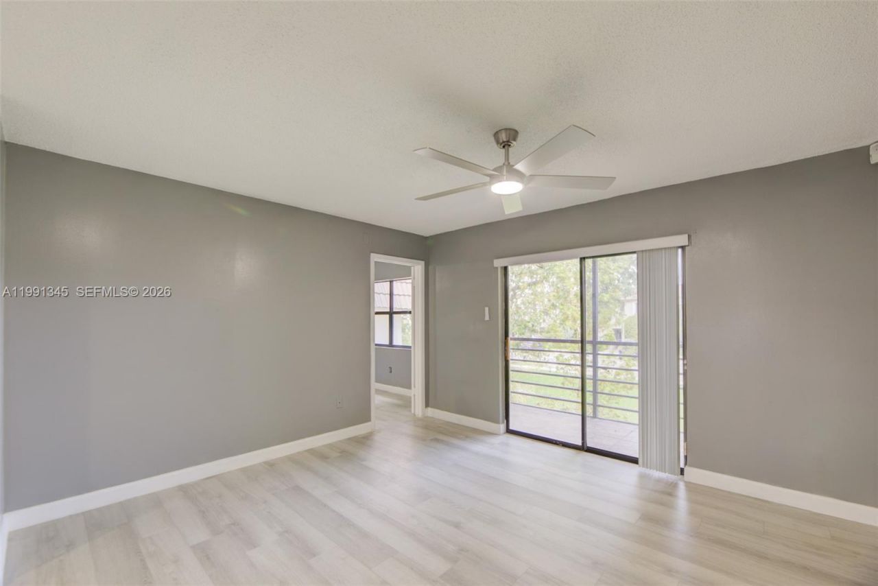 851 NE 209th Ter, Unit 203-23, Miami, FL 33179 Photo