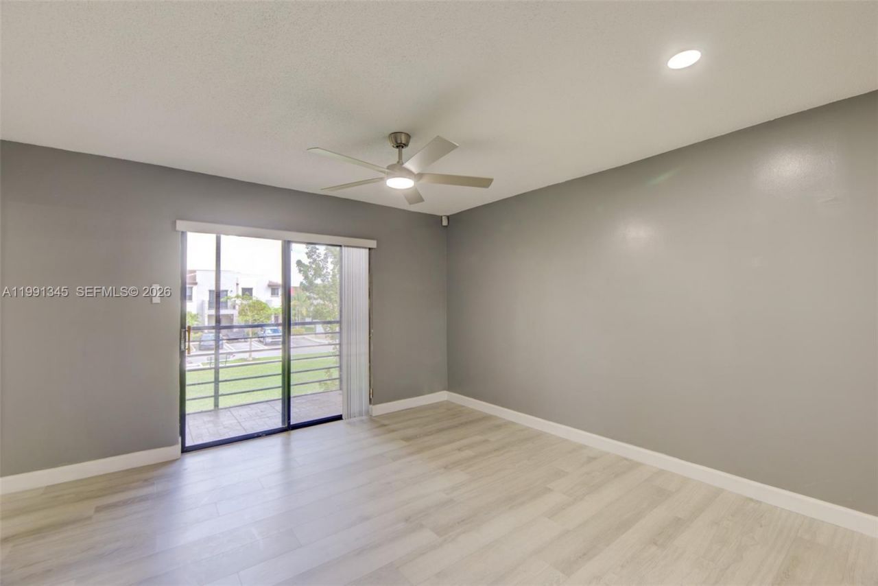 851 NE 209th Ter, Unit 203-23, Miami, FL 33179 Photo