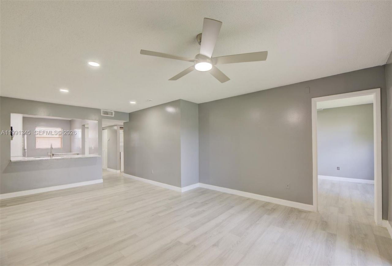 851 NE 209th Ter, Unit 203-23, Miami, FL 33179 Photo