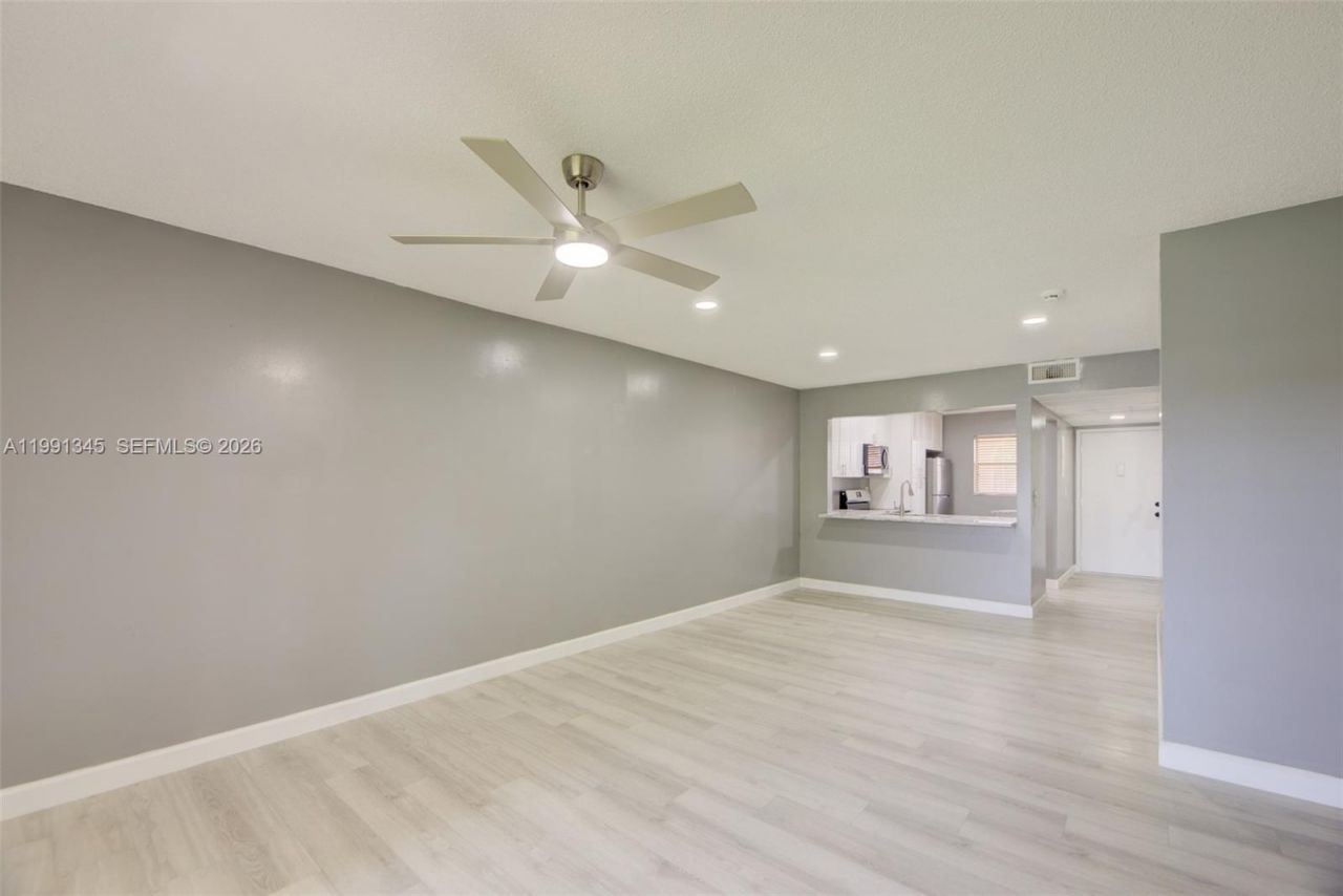851 NE 209th Ter, Unit 203-23, Miami, FL 33179 Photo