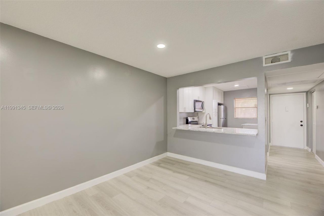 851 NE 209th Ter, Unit 203-23, Miami, FL 33179 Photo