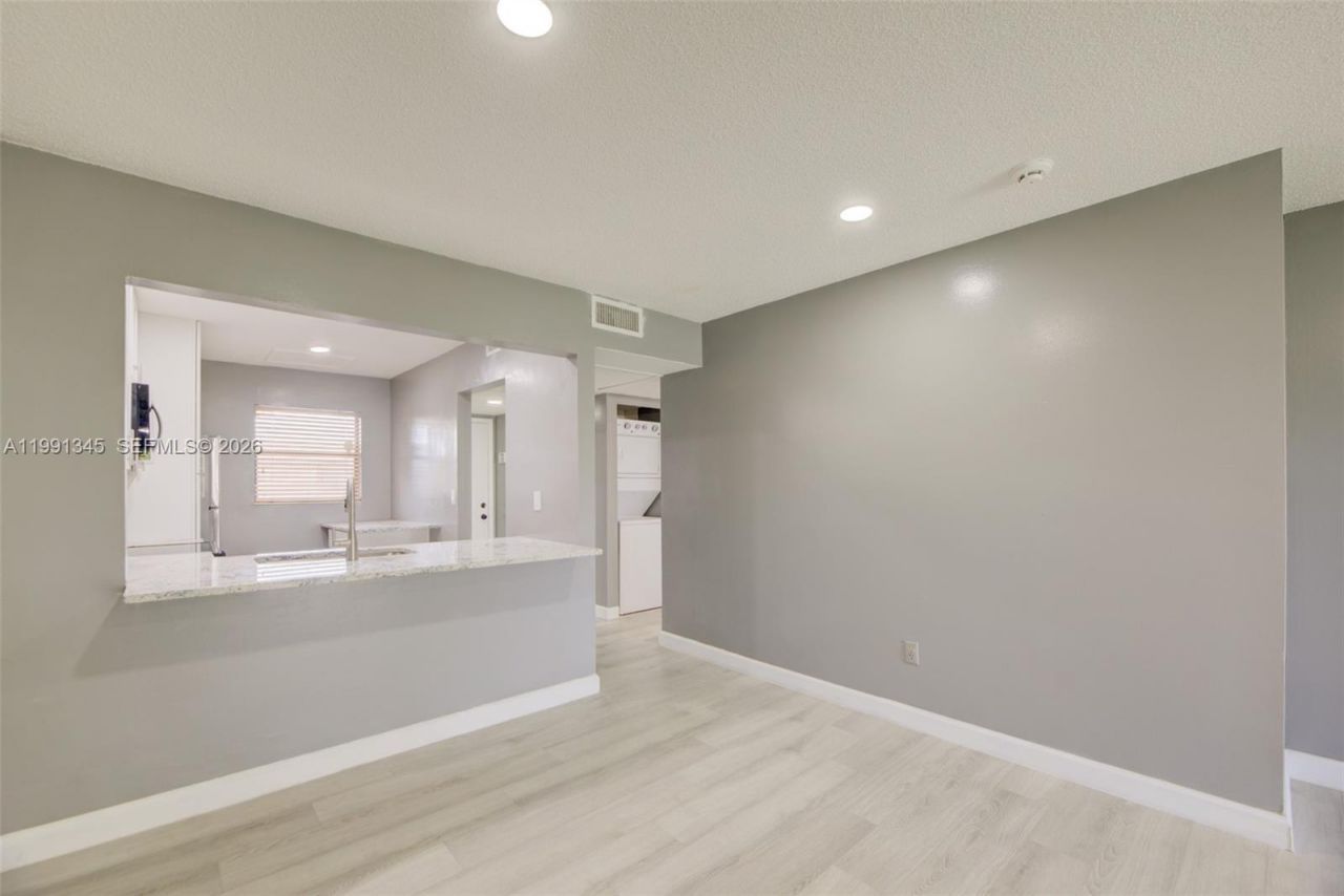 851 NE 209th Ter, Unit 203-23, Miami, FL 33179 Photo