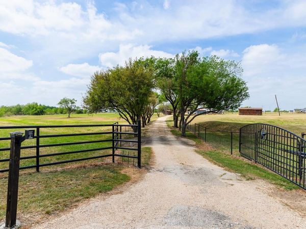 1001 Gravel Pit RD, Taylor, TX 76574