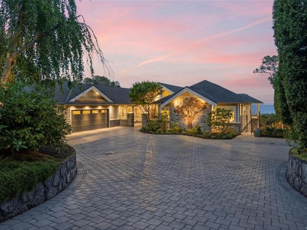 2226 Arbutus Rd, Saanich, BC V8N 1V3