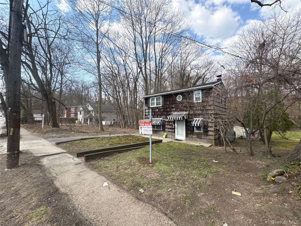 471 Community Drive , Manhasset, NY 11030