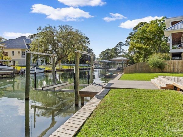 4593 Soundside Dr, Gulf Breeze, FL 32563