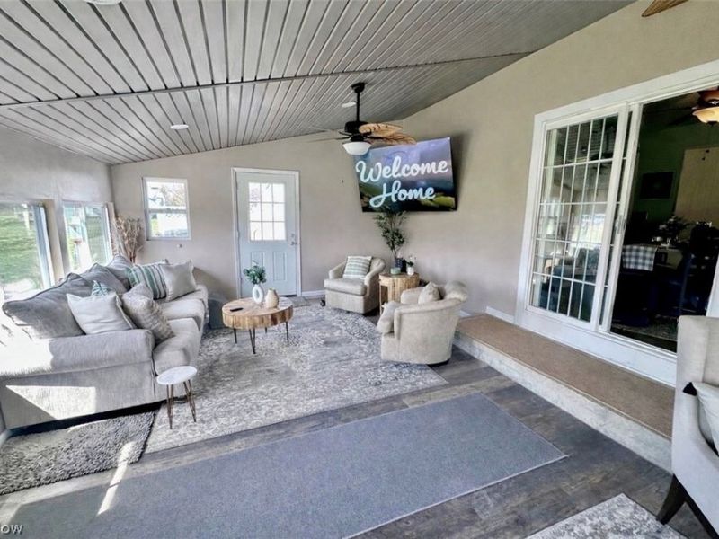 8742 Henderson Road, Diamond, OH 44412 Photo 13