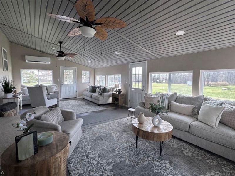 8742 Henderson Road, Diamond, OH 44412 Photo 14