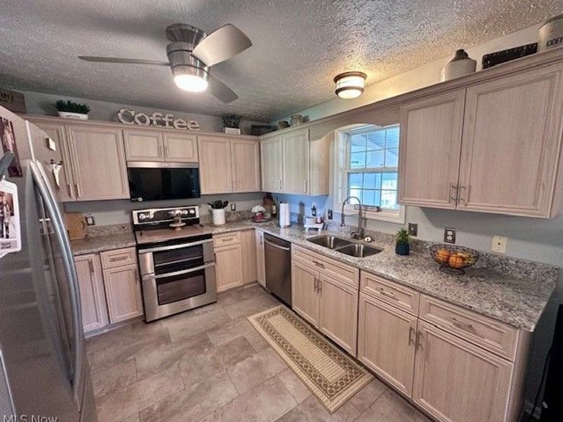 8742 Henderson Road , Diamond, OH 44412 Photo 5