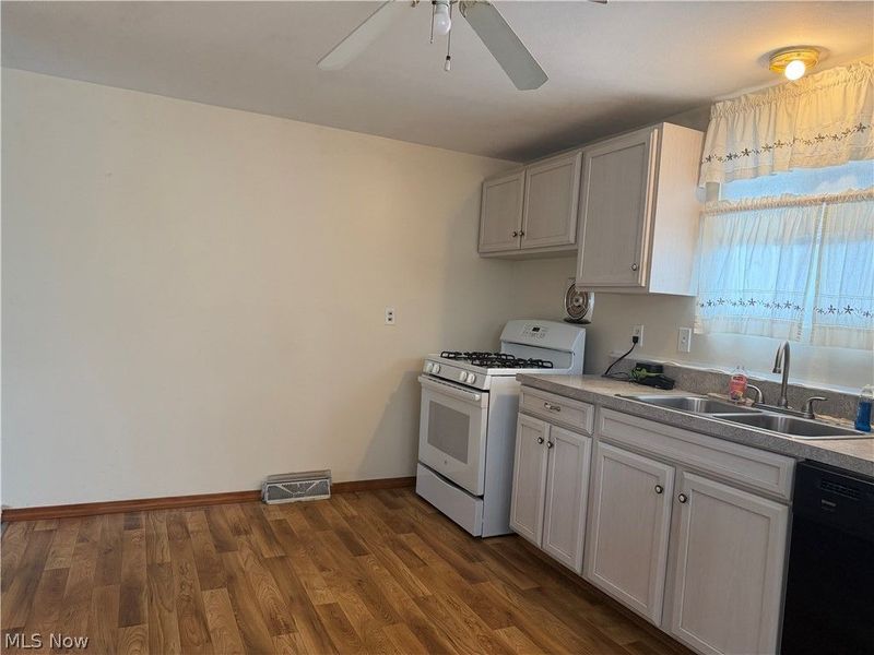 15300 Holland Road , Brook Park, OH 44142 Photo 4