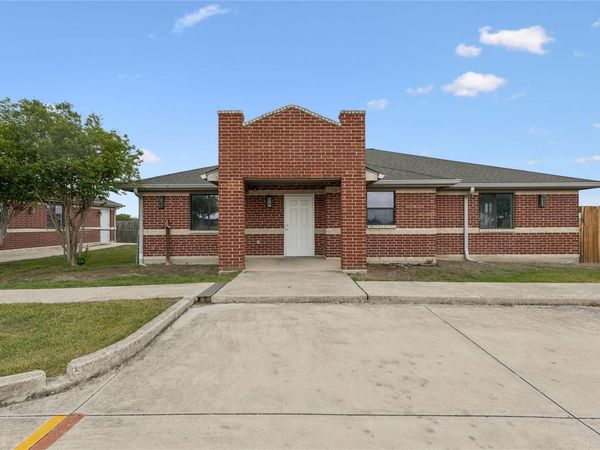 1024 S Guadalupe ST, Lockhart, TX 78644
