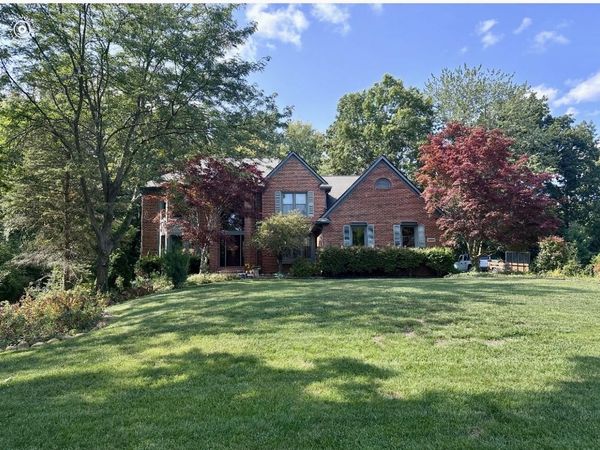 12091 Pembrooke Circle, South Lyon, MI 48178