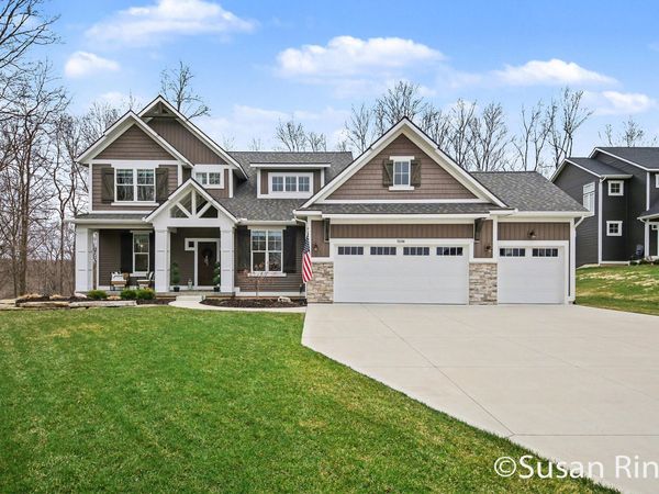 7290 Crossridge Drive SE, Grand Rapids, MI 49512