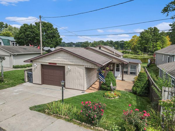 51765 Easy Street, Paw Paw, MI 49079