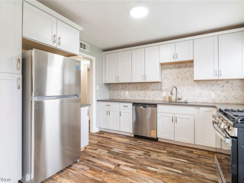 568 Sycamore Drive , Euclid, OH 44132 Photo 3