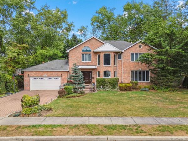 8 Percheron Lane, Roslyn Heights, NY 11577