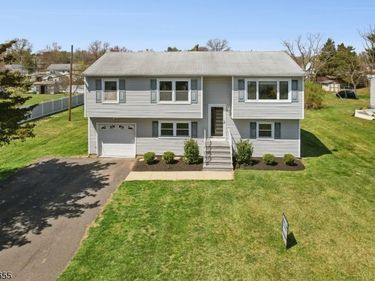372 W Point Ave, Franklin, NJ 08873