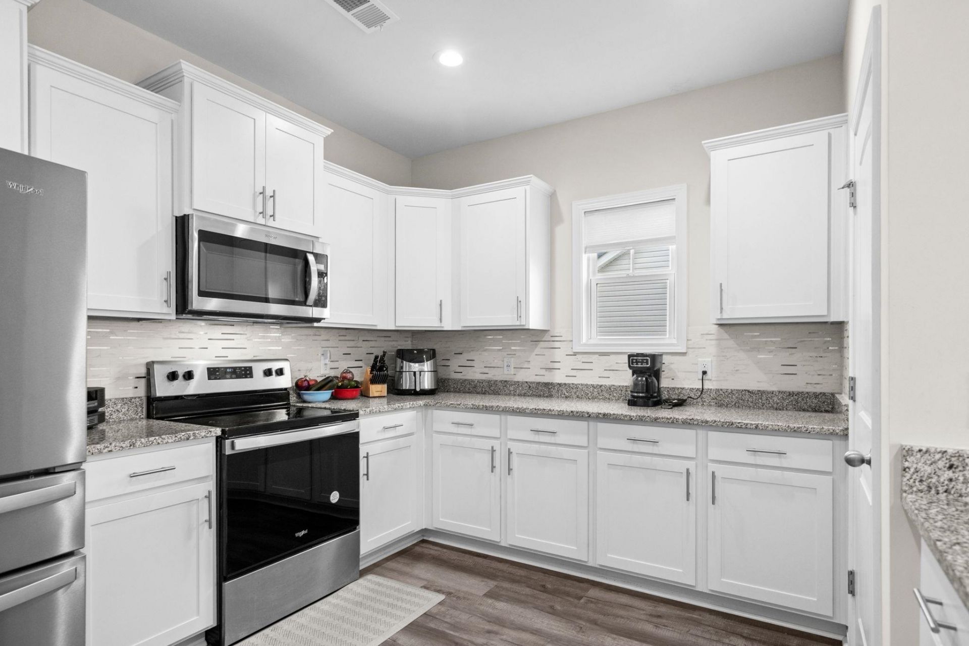 953 Oak Hollow St. Photo 8