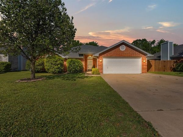 812 Minuteman Drive, Blue Mound, TX 76131