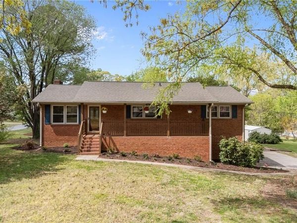 207 Chestnut Lane , Winston-Salem, NC 27107