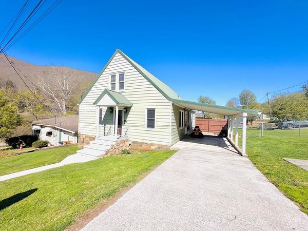 103 BURK STREET, HINTON, WV 25951