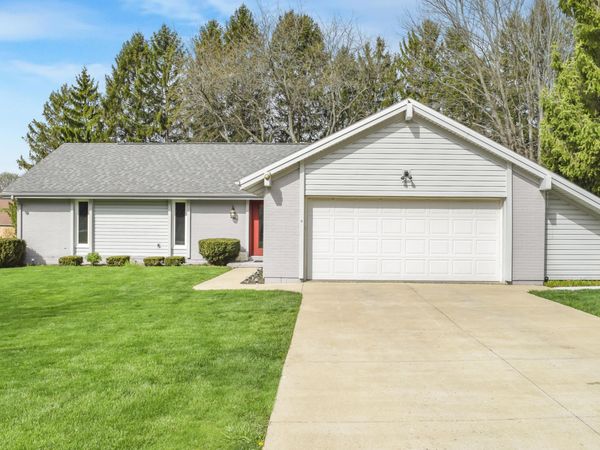 28 Rue Saint Clair Drive, Urbana, OH 43078