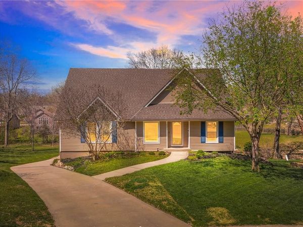 2401 SW Stonecreek Court, Blue Springs, MO 64015