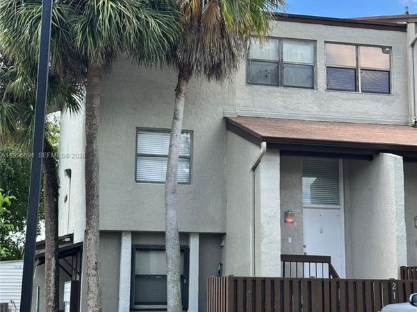 10000 NW 9th St Cir, Unit 21, Miami, FL 33172
