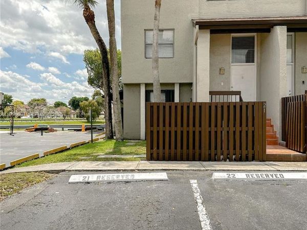10000 NW 9th St Cir, Unit 21, Miami, FL 33172