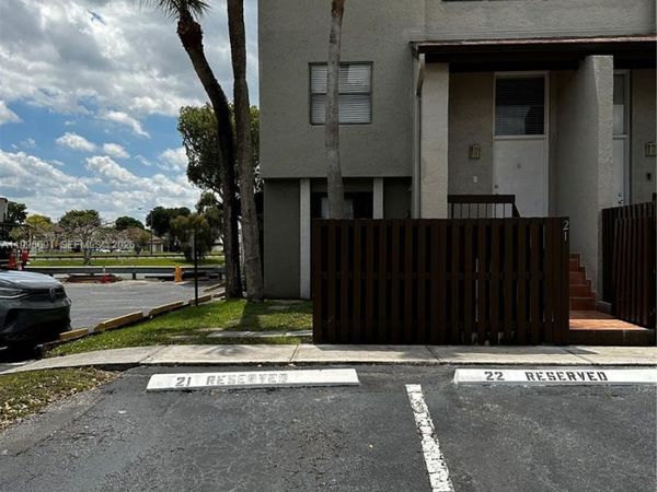 10000 NW 9th St Cir, Unit 21, Miami, FL 33172