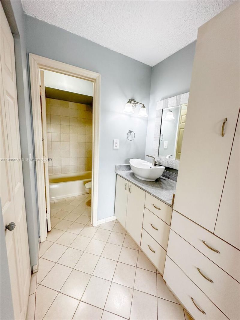 10000 NW 9th St Cir, Unit 21, Miami, FL 33172 Photo