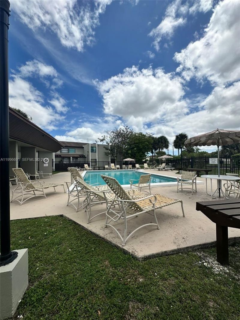 10000 NW 9th St Cir, Unit 21, Miami, FL 33172 Photo
