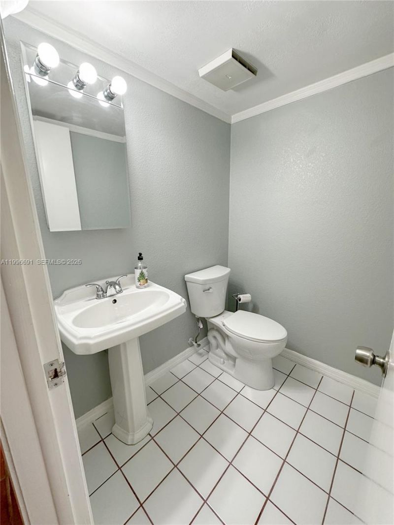 10000 NW 9th St Cir, Unit 21, Miami, FL 33172 Photo