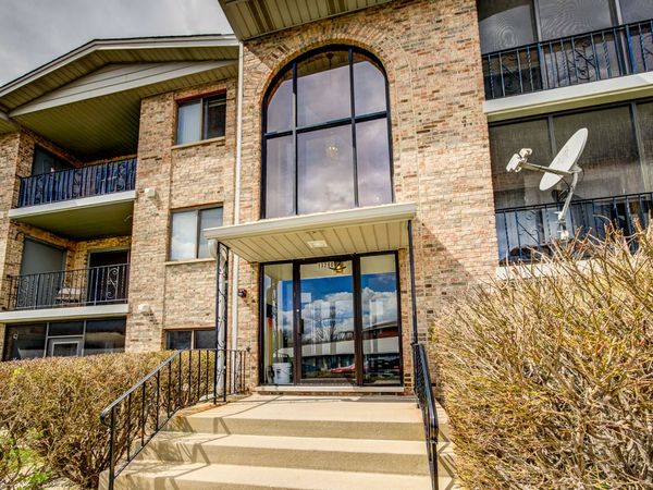 13240 W Circle Drive Parkway, Unit 304, Crestwood, IL 60418