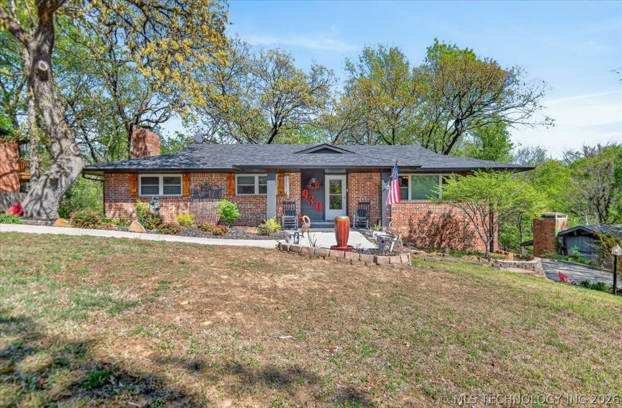 930 Briarwood Drive , Bartlesville, OK 74006 Main Photo