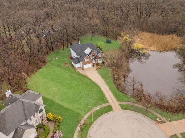 9025 Darien Woods Court, Darien, IL 60561