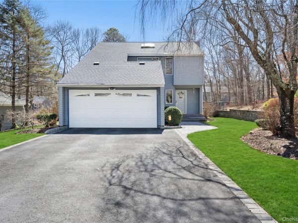 287 Peconic Terrace , Calverton, NY 11933