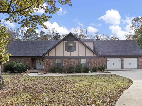 1424 N Lands End Pt, Russellville, AR 72802